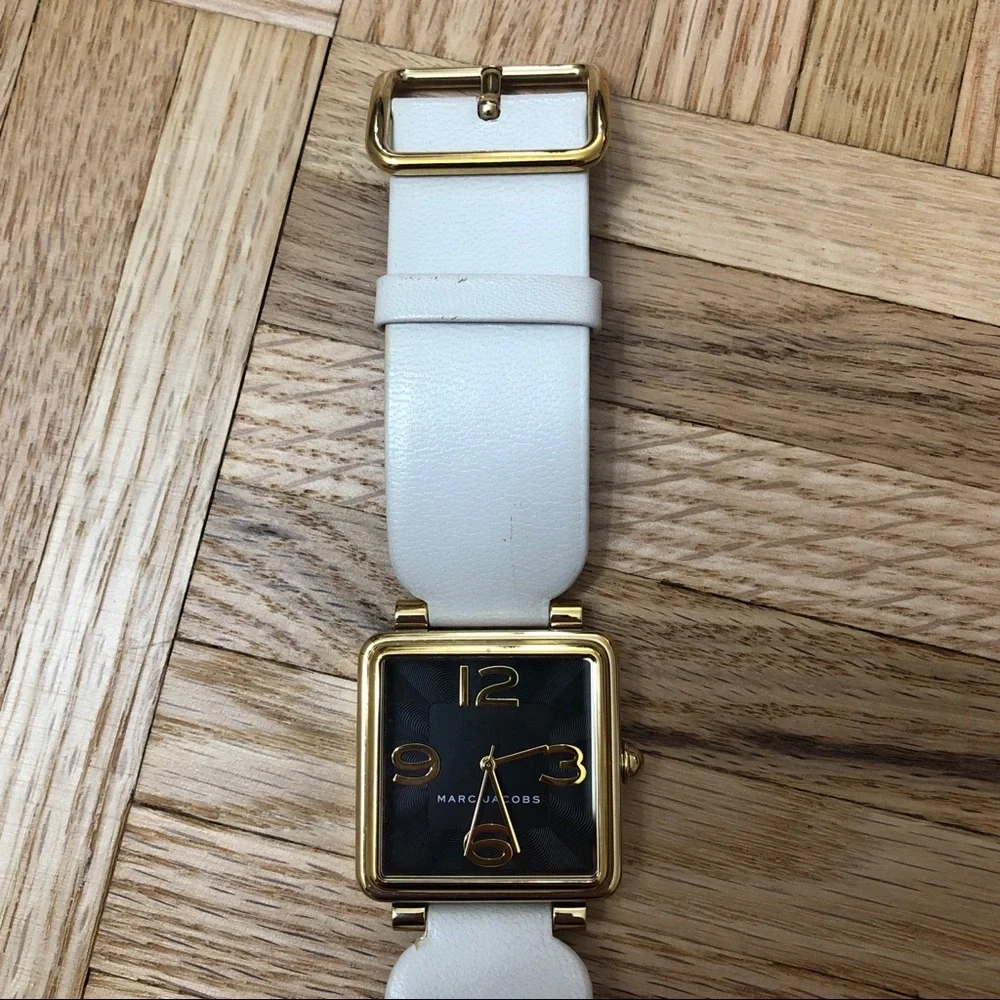 Marc Jacobs Vic MJ1440 Black Dial Leather Strap Watch - Picture 4 of 8